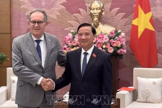 Phó Chủ tịch Quốc hội Nguyễn Khắc Định tiếp Thượng nghị sĩ Alain Cadec, Chủ tịch Nhóm Nghị sĩ hữu nghị Pháp-Việt, Phó Chủ tịch Ủy ban các vấn châu Âu của Thượng viện Pháp. (Ảnh: Diệp Trương/TTXVN) 