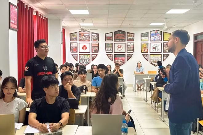 Sinh viên Trường đại học Kinh tế, Đại học Quốc gia Hà Nội học tập trong môi trường sử dụng tiếng Anh với giảng viên nước ngoài. (Ảnh: MINH CHI)