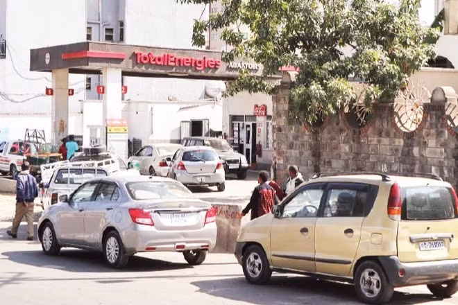 Các phương tiện xếp hàng mua nhiên liệu tại một trạm xăng ở Ethiopia. (Ảnh: TÂN HOA XÃ)