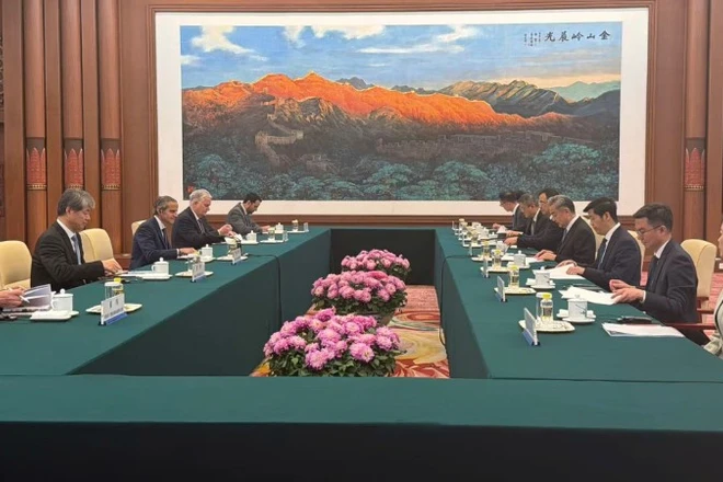 Bộ trưởng Ngoại giao Trung Quốc Vương Nghị gặp Tổng Giám đốc Cơ quan Năng lượng Nguyên tử Quốc tế (IAEA) Rafael Mariano Grossi ngày 26/3. (Nguồn: GCTN)