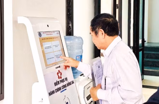 Người dân có thể thực hiện các thủ tục dịch vụ công trực tuyến toàn trình về bảo hiểm xã hội, bảo hiểm y tế tại Hà Nội. (Ảnh nhandan.vn)