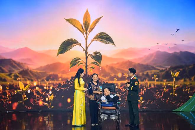 Anh Đỗ Hà Cừ, nạn nhân da cam thế hệ thứ hai (ngồi giữa) chia sẻ tại Chương trình “Hành trình hy vọng” nhân kỷ niệm 65 năm Ngày Thảm họa da cam ở Việt Nam.