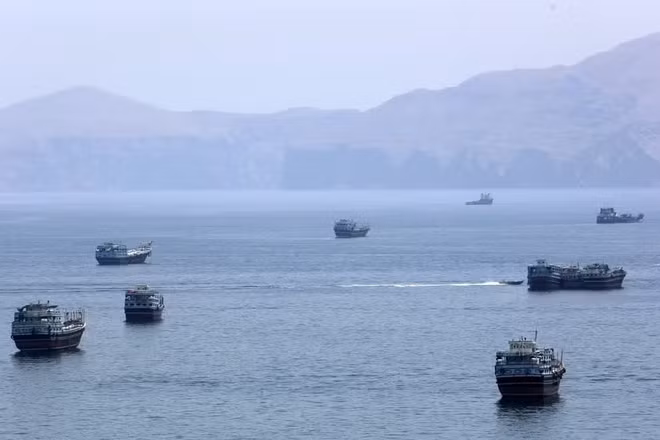 Tàu thuyền di chuyển trên Eo biển Hormuz, gần thị trấn Khasab, miền bắc Oman ngày 20/6/2026. (Ảnh: IRNA, THX/TTXVN) 