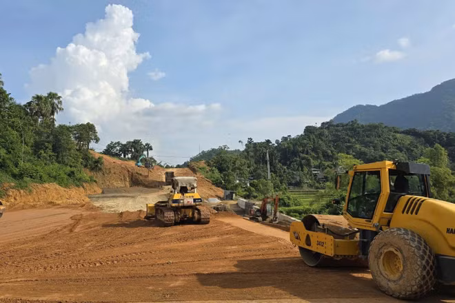 Tranh thủ ngày nắng, nhà thầu dồn phương tiện, nhân lực thi công dự án mở rộng tuyến cao tốc Chợ Mới-Bắc Kạn.