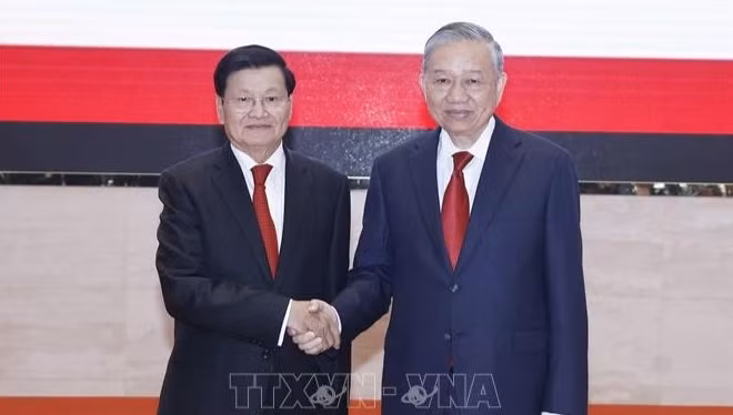 Tổng Bí thư Tô Lâm và Tổng Bí thư, Chủ tịch nước Lào Thongloun Sisoulith. (Ảnh: Thống Nhất/TTXVN)