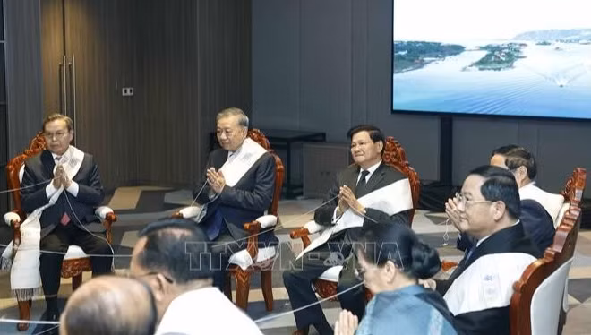 Tối 5/2/2026, tại Thủ đô Vientiane, Tổng Bí thư Tô Lâm cùng các đồng chí lãnh đạo Đảng, Nhà nước Việt Nam dự Lễ buộc chỉ cổ tay truyền thống của Lào do Tổng Bí thư, Chủ tịch nước Lào Thongloun Sisoulith chủ trì. (Ảnh: TTXVN)