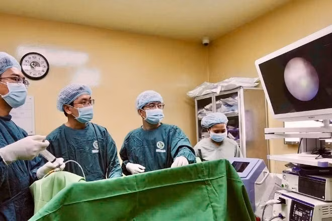 Ê-kíp bác sĩ Bệnh viện Lê Văn Thịnh vận hành hệ thống tán sỏi laser. 