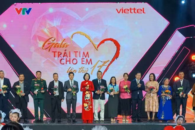Sau 17 năm, chương trình "Trái tim cho em" đã hỗ trợ phẫu thuật cho gần 7.600 trẻ em, khám sàng lọc khoảng 190.000 trẻ và huy động hơn 250 tỷ đồng từ cộng đồng. (Ảnh ĐỨC THỌ)