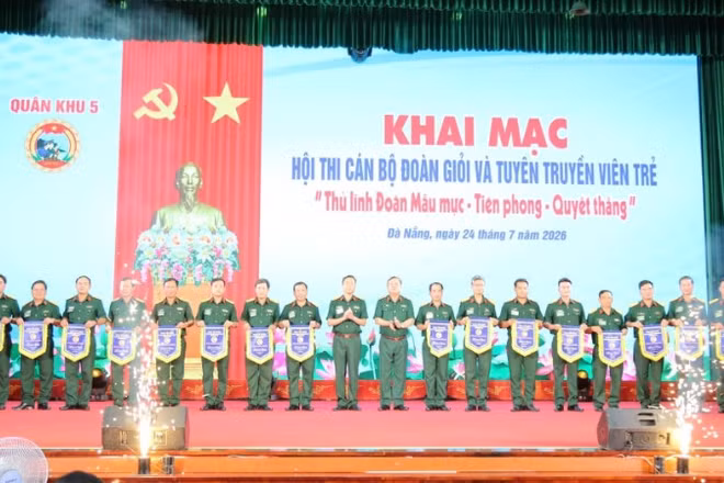 Ban tổ chức tặng cờ lưu niệm cho các đội thi.
