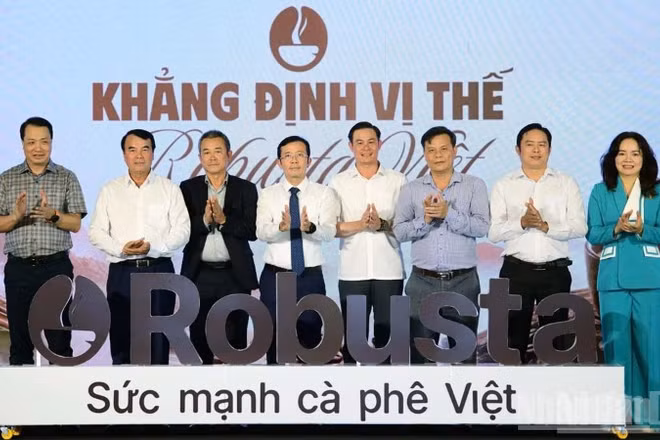 Đại biểu thực hiện nghi thức công bố dự án "Khẳng định vị thế robusta Việt". 