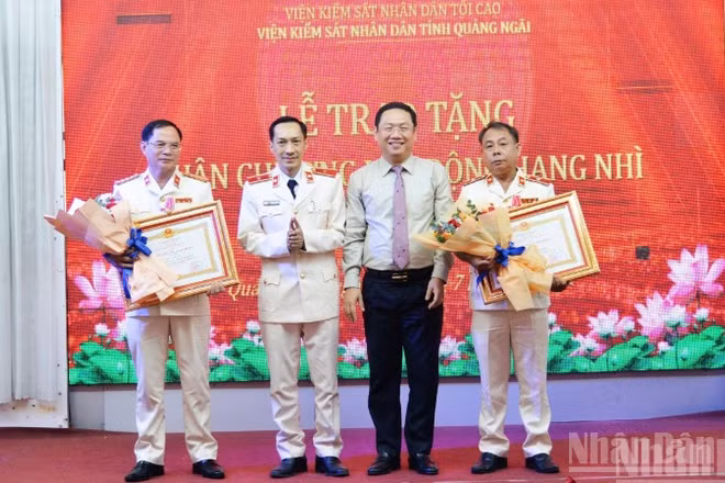 Hai cá nhân ngành Kiểm sát nhân dân tỉnh Quảng Ngãi vinh dự đón nhận Huân chương Lao động hạng Nhì của Chủ tịch nước trao tặng vì có thành tích xuất sắc trong quá trình công tác, góp phần vào sự nghiệp xây dựng chủ nghĩa xã hội và bảo vệ Tổ quốc.