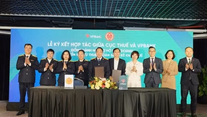Lễ ký kết tổ chức đồng thời tại Hà Nội và Thành phố Hồ Chí Minh, kết nối tới điểm cầu VPBank tại 32 tỉnh, thành phố.