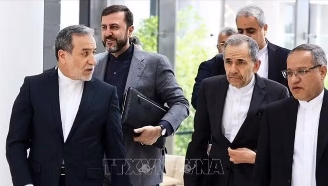Phái đoàn của Iran, do Ngoại trưởng Abbas Araqchi (trái) dẫn đầu, tới vòng đàm phán thứ 5 với phái đoàn Mỹ tại Đại sứ quán Oman ở Rome, Italy ngày 23/5/2025. (Ảnh: IRNA/TTXVN)