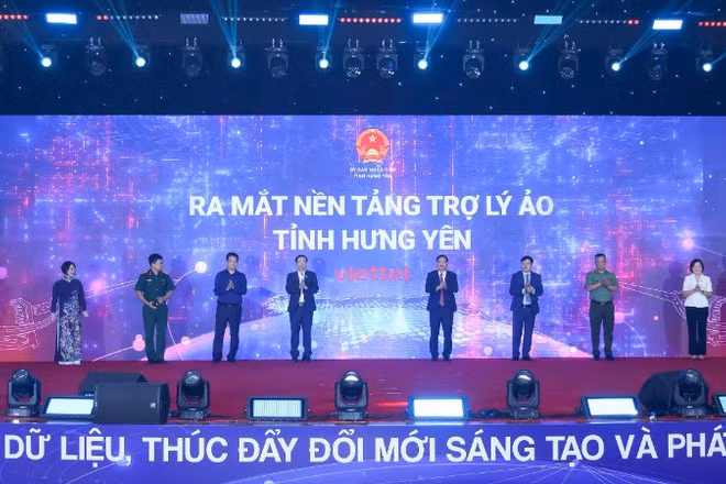Ra mắt và thí điểm ứng dụng trợ lý ảo cán bộ công chức tỉnh Hưng Yên - hệ thống do Viettel AI phát triển. (Ảnh: QUỲNH TRANG)