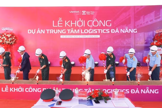 Đại diện các bên tiến hành nghi thức khởi công dự án. (Ảnh: Mỹ Hoa)