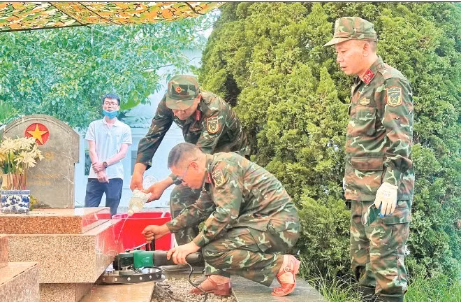 Cán bộ, chiến sĩ Bộ Chỉ huy quân sự tỉnh Điện Biên lấy mẫu trên từng phần mộ tại nghĩa trang liệt sĩ Him Lam.