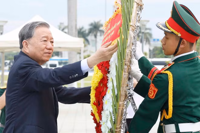 Nhân kỷ niệm 51 năm Ngày giải phóng miền nam, thống nhất đất nước (30/4/1975-30/4/2026), sáng 25/4, Tổng Bí thư, Chủ tịch nước Tô Lâm, Bí thư Quân ủy Trung ương cùng Đoàn công tác của Trung ương dâng hoa, dâng hương tưởng niệm các Anh hùng liệt sĩ tại Đài tưởng niệm thành phố Đà Nẵng. (Ảnh: Thống Nhất-TTXVN)