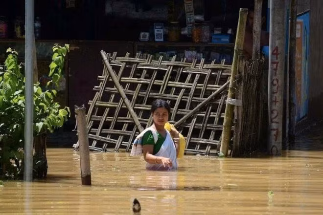 Nhiều nơi ở bang Assam ngập sâu trong nước lũ. (Ảnh: TÂN HOA XÃ)