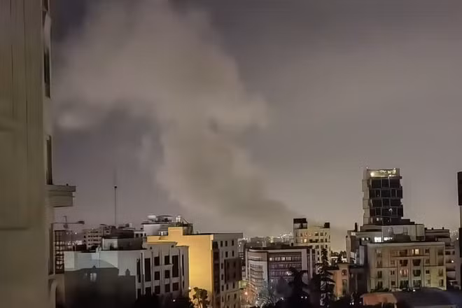 Khói bốc lên sau vụ không kích tại Tehran, Iran. (Ảnh: THX/TTXVN) 