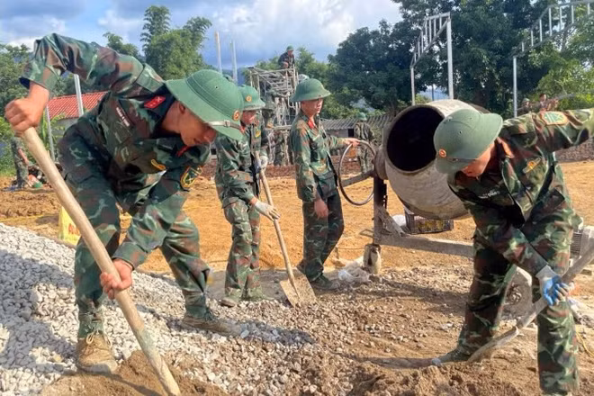 Cán bộ, chiến sĩ thuộc Bộ Chỉ huy quân sự tỉnh Lai Châu triển khai xây dựng nhà ở cho người dân bị mất nhà trong lũ tại nơi ở mới.