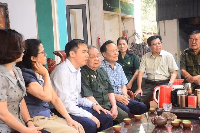 Ông Nguyễn Hữu Chấp (người thứ 4 từ trái sang) bày tỏ niềm vui khi có thêm một lần được góp sức xây dựng mảnh đất Điện Biên phát triển xứng đáng với tầm vóc "Chiến thắng Điện Biên Phủ lừng lẫy năm châu, chấn động địa cầu".