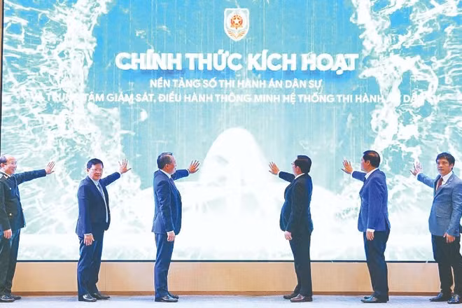 Lãnh đạo Chính phủ, Bộ Tư pháp, Cục Quản lý thi hành án dân sự và Tập đoàn công nghệ FPT nhấn nút kích hoạt khai trương Nền tảng số thi hành án dân sự.
