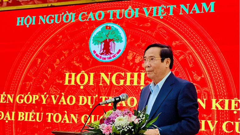 Pengerusi Persatuan Warga Emas Vietnam Nguyen Thanh Binh bercakap pada Persidangan itu. bac-nguyen-thanh-binh.jpg