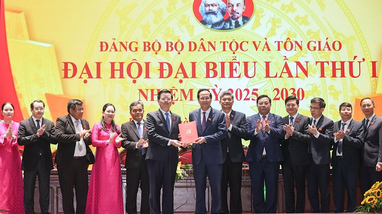 Phó Thủ tướng Chính phủ Mai Văn Chính trao Quyết định chỉ định chỉ định Ban Chấp hành, Ban Thường vụ, Bí thư, Phó Bí thư Đảng ủy Bộ Dân tộc và Tôn giáo nhiệm kỳ 2025-2030. ptt-mai-van-chinh-trao.jpg