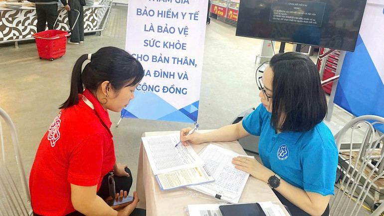 Bảo hiểm xã hội các địa phương tích cực tuyên truyền các điểm mới của Luật Bảo hiểm xã hội năm 2024 cho người dân. bhxh-quang-ngai-bay-gio-kon-tum-cu.jpg