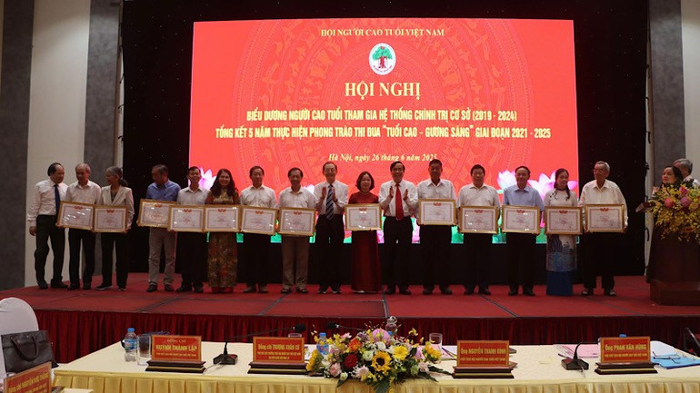 Trao Bằng khen cho các tập thể, cá nhân người cao tuổi tiêu biểu trong phong trào thi đua. bang-khen-nct.jpg