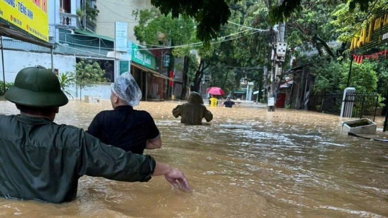 Người dân tỉnh Cao Bằng di chuyển khó khăn trong nước lũ, do ảnh hưởng của cơn bão số 11. anh-lu-cao-bang.jpg