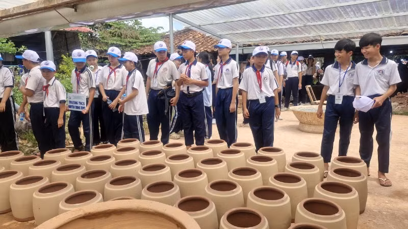 Học sinh trải nghiệm ở làng gốm 160 tuổi.