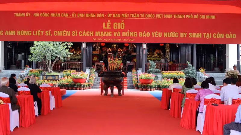 Quang cảnh lễ giỗ các Anh hùng liệt sĩ, chiến sĩ cách mạng và đồng bào yêu nước hy sinh tại Côn Đảo, được tổ chức sáng 26/7.