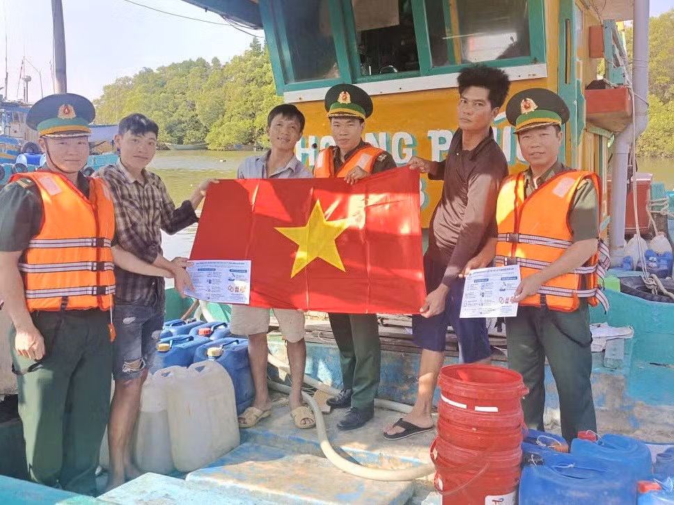 tang-co-to-quoc-va-phat-to-roi-tuyen-truyen-iuu-cho-ba-con-ngu-dan-tphcm.jpg
