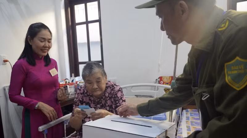Cụ bà Lê Thị Nghiệp, 89 tuổi bỏ phiếu bầu cử tại nhà sáng 15/3. 