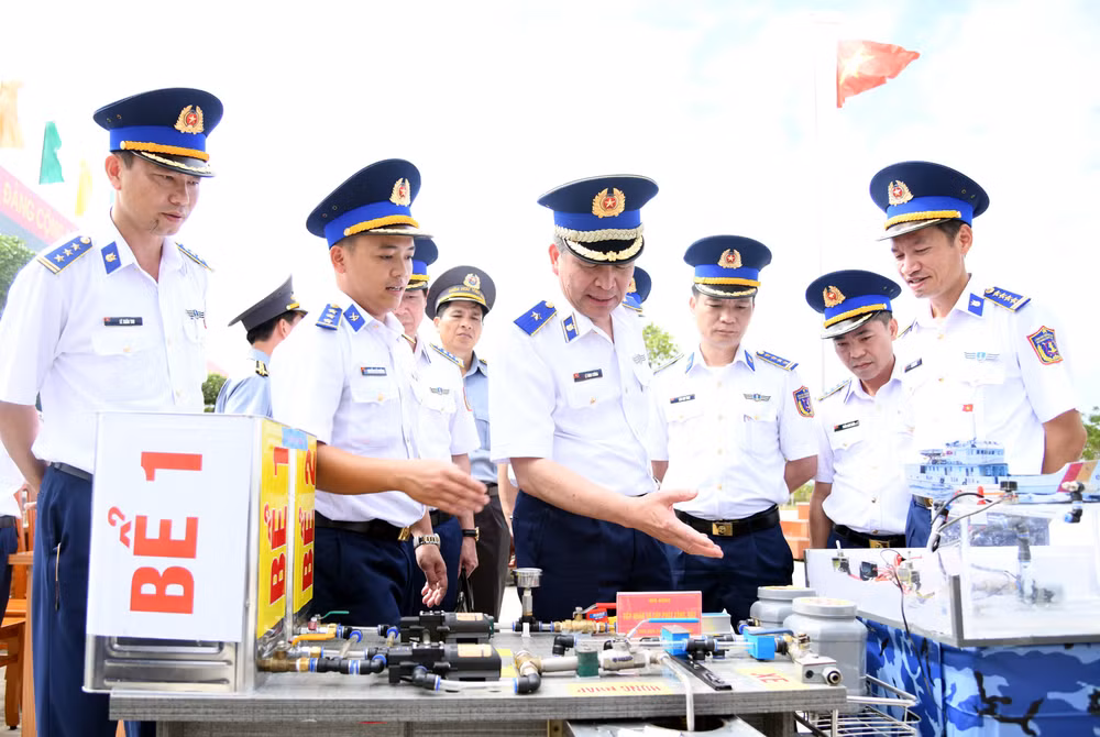 thieu-tuong-le-dinh-cuong-tham-quan-mo-hinh-hoc-cu.jpg