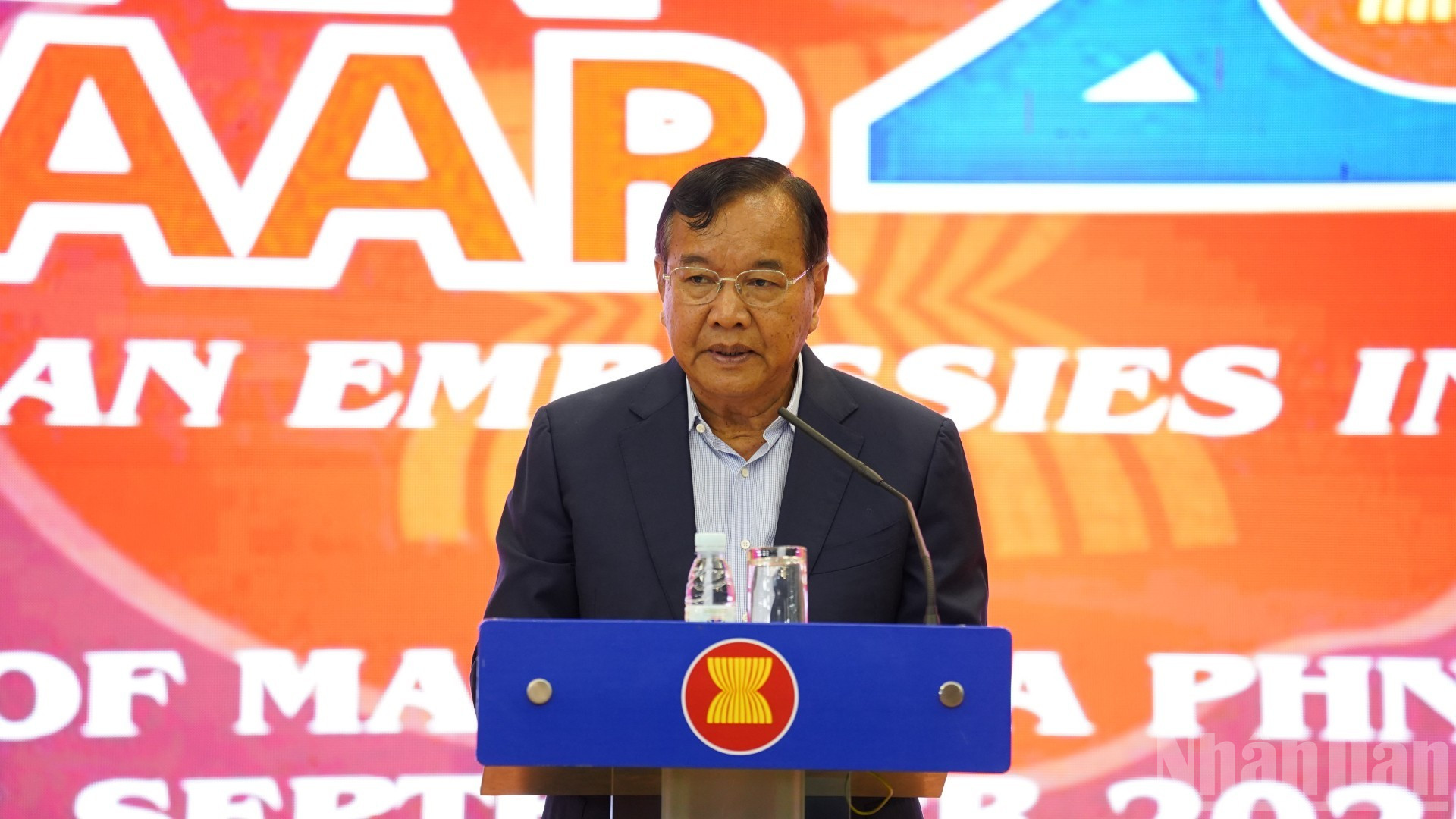 Phát biểu ý kiến tại sự kiện, Phó Thủ tướng, Bộ trưởng Ngoại giao và Hợp tác Quốc tế Campuchia Prak Sokhonn cho rằng, ASEAN Bazaar 2025 là sự kiện tiêu biểu cho bản sắc độc đáo của ASEAN, trong đó văn hóa và ẩm thực chính là những “nhà ngoại giao” tự nhiên nhất của mỗi quốc gia. Các món ăn truyền thống, giai điệu dân gian và các tác phẩm thủ công mỹ nghệ là những biểu tượng vượt qua giới hạn của ngôn ngữ và chính trị, đại diện cho sự đa dạng trong thống nhất của khu vực. (Ảnh: ĐINH TRƯỜNG) ndo_br_dsc02184-2418-7468.jpg