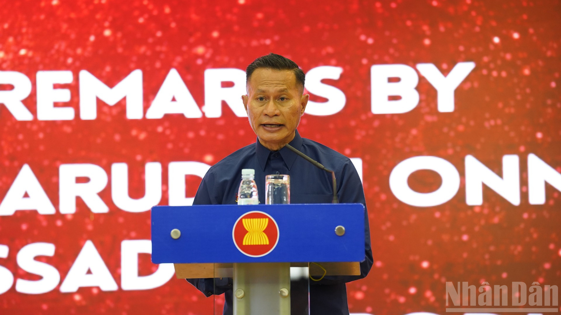 Trong bài phát biểu khai mạc sự kiện, Đại sứ Malaysia tại Campuchia Shahharuddin Onn khẳng định, Hội chợ văn hóa-ẩm thực ASEAN không chỉ đơn thuần là sự kiện văn hóa mà còn là biểu tượng sống động của tinh thần đoàn kết và hợp tác, khẳng định bản sắc đa dạng nhưng thống nhất của các quốc gia trong khu vực Đông Nam Á. (Ảnh: ĐINH TRƯỜNG) ndo_br_dsc02176-5095.jpg