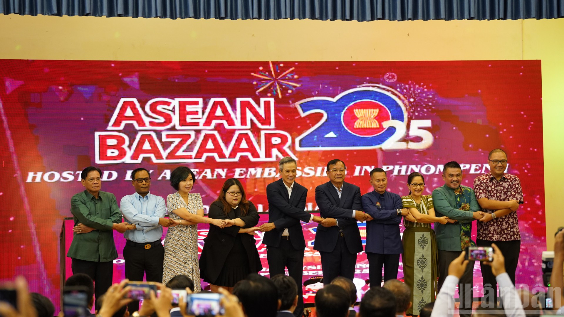 Đại sứ các nước ASEAN tại Campuchia chụp ảnh lưu niệm cùng Phó Thủ tướng, Bộ trưởng Ngoại giao và Hợp tác Quốc tế Campuchia Prak Sokhonn. (Ảnh: ĐINH TRƯỜNG)