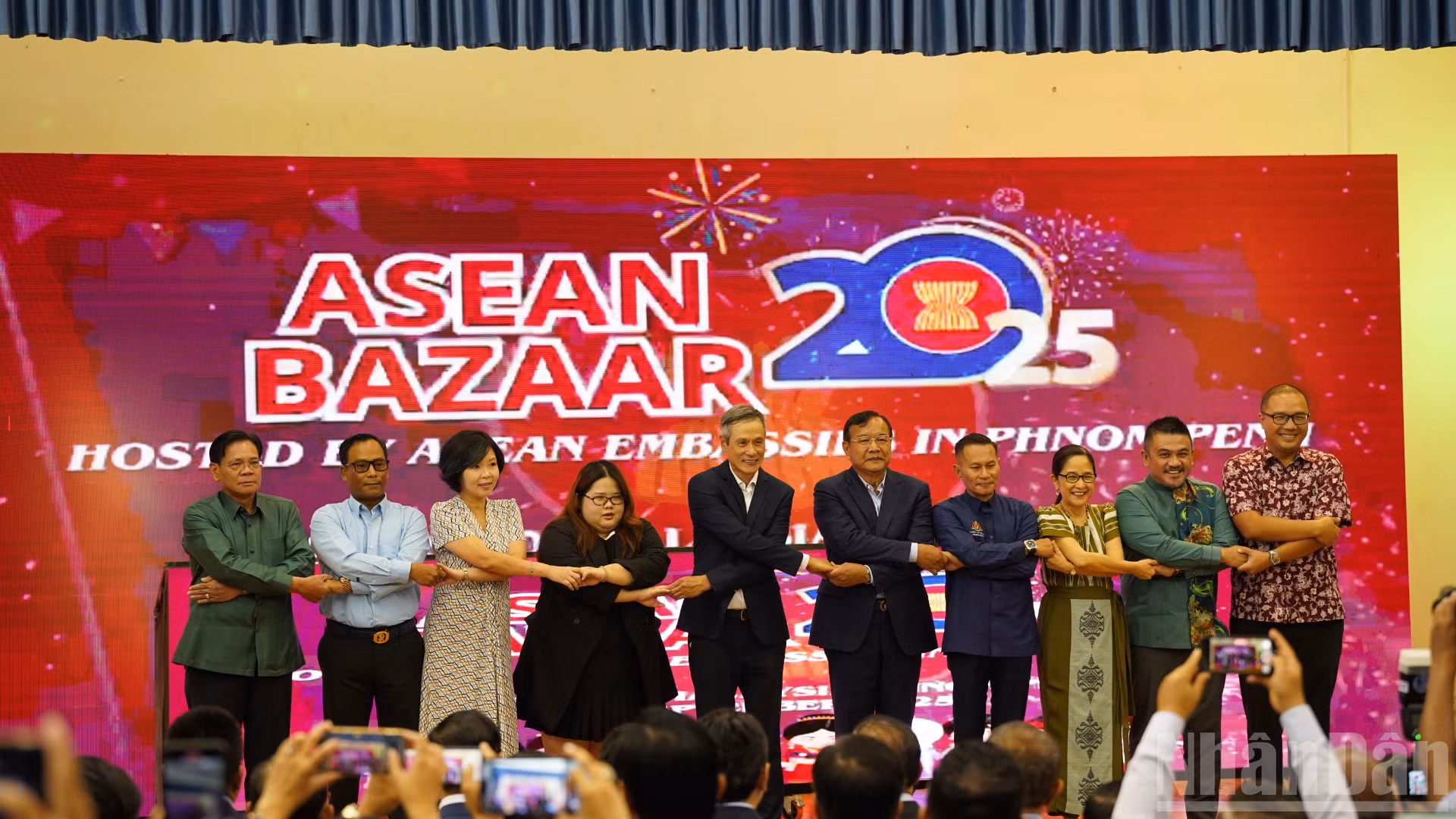 Đại sứ các nước ASEAN tại Campuchia chụp ảnh lưu niệm cùng Phó Thủ tướng, Bộ trưởng Ngoại giao và Hợp tác Quốc tế Campuchia Prak Sokhonn. (Ảnh: ĐINH TRƯỜNG)