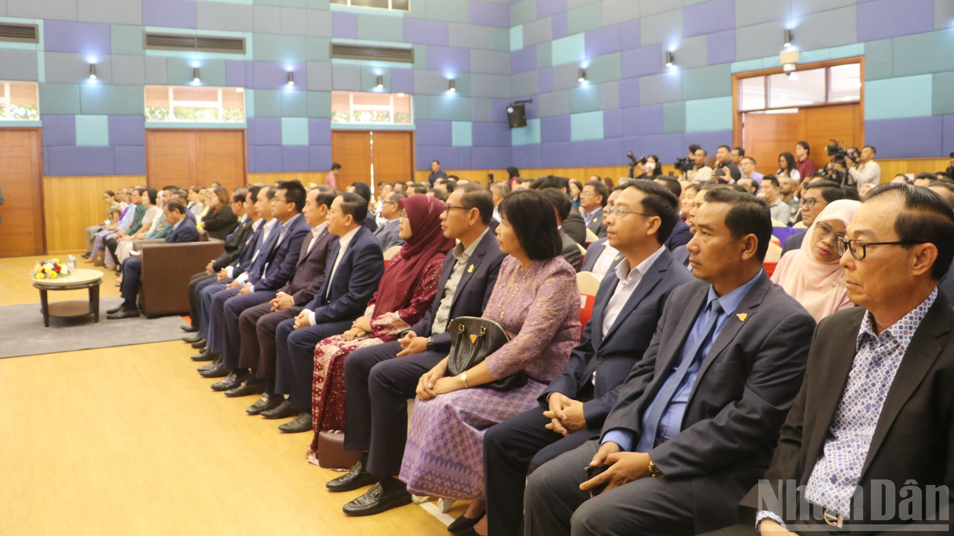 Tới tham gia ASEAN Bazaar 2025, còn có đại diện các bộ, ngành, địa phương của Campuchia như: Bộ Ngoại giao, Bộ Du lịch, Bộ Thông tin, Đô thành Phnom Penh… Sự kiện được tổ chức với mong muốn giới thiệu, quảng bá văn hóa, ẩm thực cũng như thắt chặt tình đoàn kết, hữu nghị giữa các quốc gia thành viên trong khối ASEAN, đồng thời chào mừng kỷ niệm 58 năm thành lập ASEAN (8/8/1967-8/8/2025). (Ảnh: HUY VŨ) ndo_br_img-4677-3135.jpg