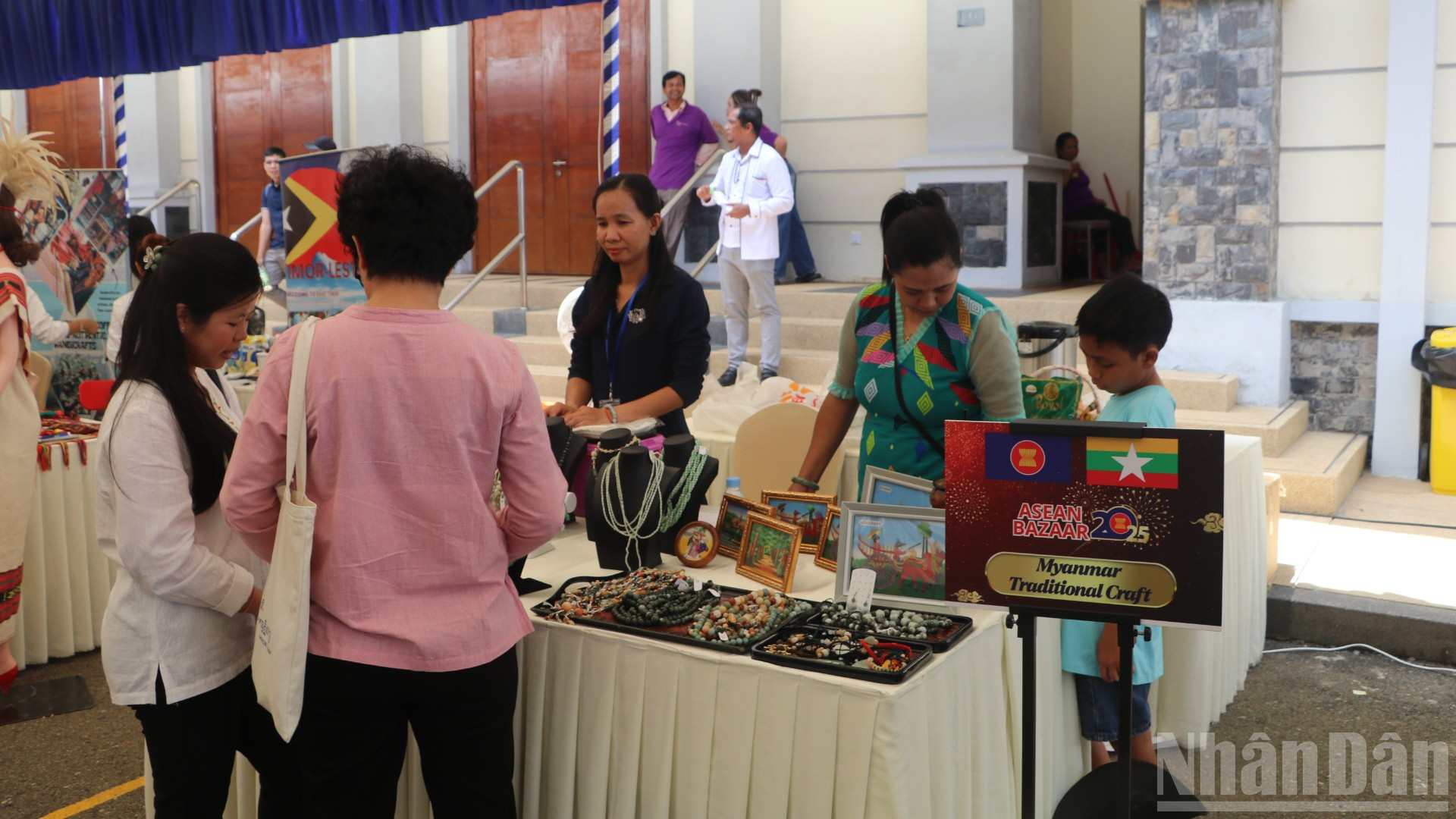 Các quốc gia tham dự ASEAN Bazaar 2025 đã mang đến những quầy hàng ẩm thực, trưng bày quảng bá sản vật thương mại và văn hóa đặc trưng của đất nước mình. Bên cạnh đó, các nước đóng góp các tiết mục văn nghệ đặc sắc, được biểu diễn bởi tập thể cán bộ, nhân viên ngoại giao và gia đình. Nhiều trò chơi, cuộc thi tìm hiểu kiến thức về ASEAN và các nước thành viên được tổ chức, tạo sự hứng khởi cho khách tới tham dự sự kiện. (Ảnh: HUY VŨ) ndo_br_img-4946-5023.jpg