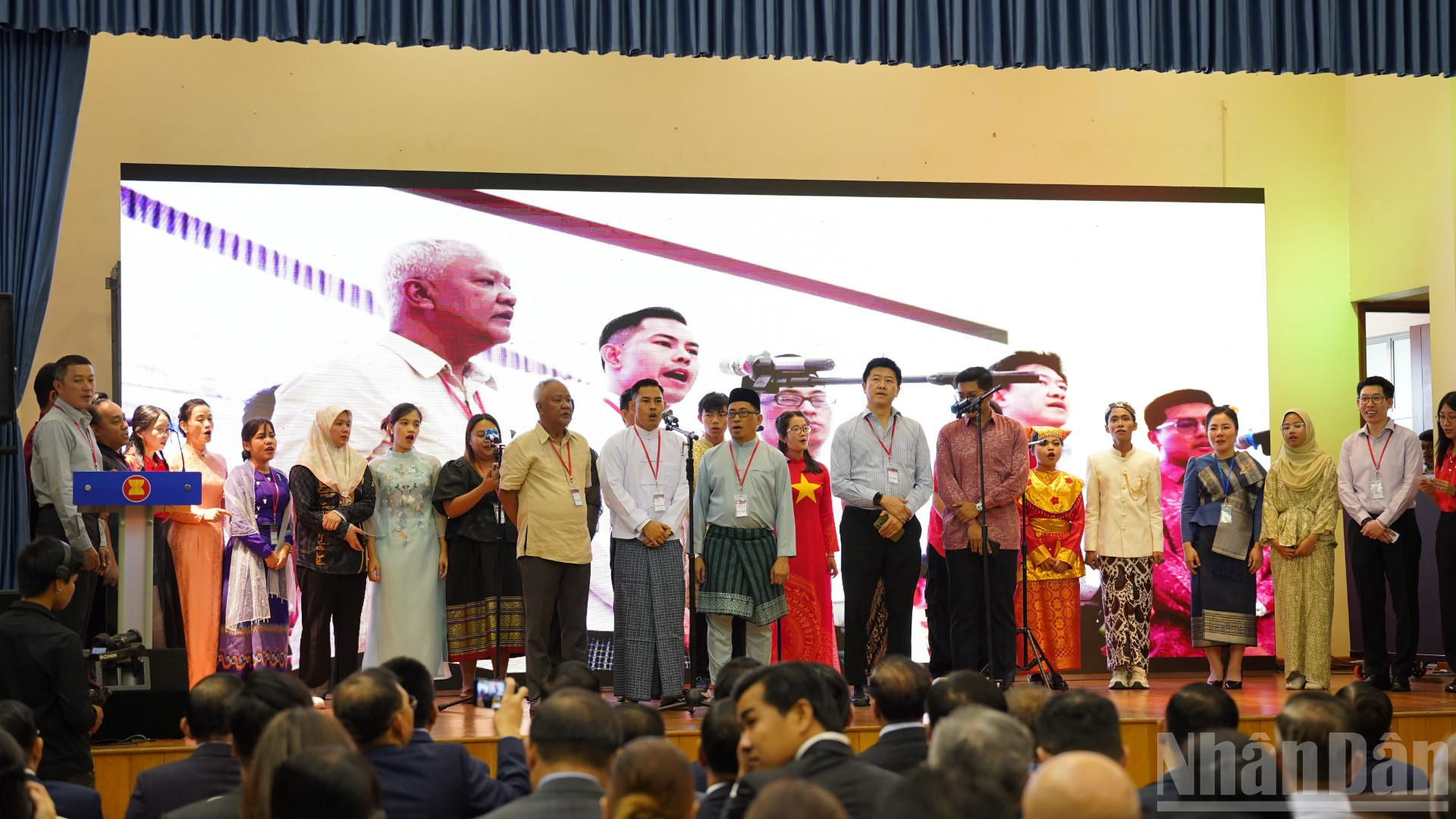 Đại sứ Shahharuddin Onn đánh giá cao sự tham gia nhiệt tình, tích cực của Đại sứ quán các nước thành viên ASEAN và Timor Leste tại Campuchia, đem tới những tiết mục và sản phẩm đặc trưng, góp phần tăng cường kết nối và hiểu biết giữa người dân các quốc gia, đồng thời tôn vinh giá trị cộng đồng ASEAN thông qua ẩm thực, văn hóa và sản vật. (Ảnh: ĐINH TRƯỜNG) ndo_br_dsc02166-5765.jpg