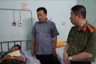Lãnh đạo Công an tỉnh thăm hỏi đồng chí bị thương.