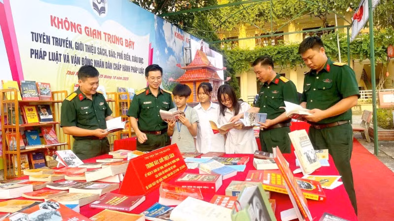 Cán bộ Bộ Chỉ huy Quân sự tỉnh Thái Nguyên phổ biến giáo dục pháp luật cho học sinh xã Phú Lương. (Ảnh: DUY ĐỨC).