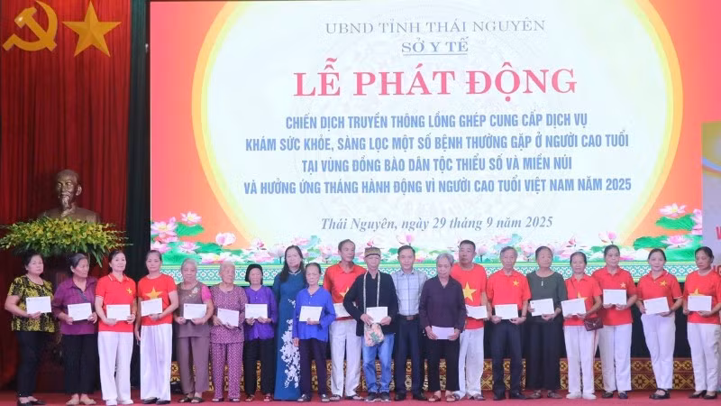 Ban tổ chức trao quà tặng người cao tuổi có hoàn cảnh khó khăn. (Ảnh: TUẤN SƠN)