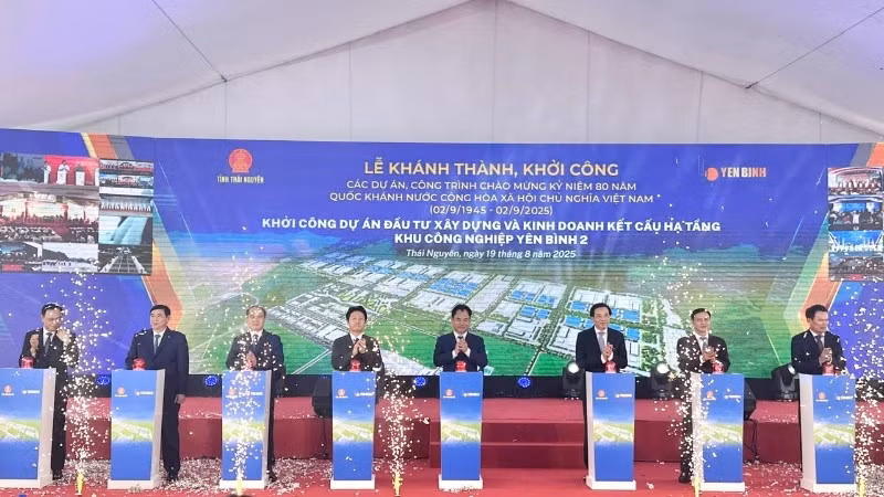 Các đại biểu thực hiện nghi thức nhấn nút khởi công dự án Khu công nghiệp Yên Bình 2. (Ảnh: TUẤN SƠN)