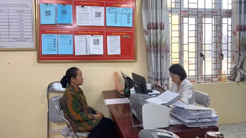 Hỗ trợ người dân nộp hồ sơ trực tuyến và giải quyết hồ sơ tại Trung tâm phục vụ hành chính công phường Đức Xuân. (Ảnh: PHƯƠNG THẢO)