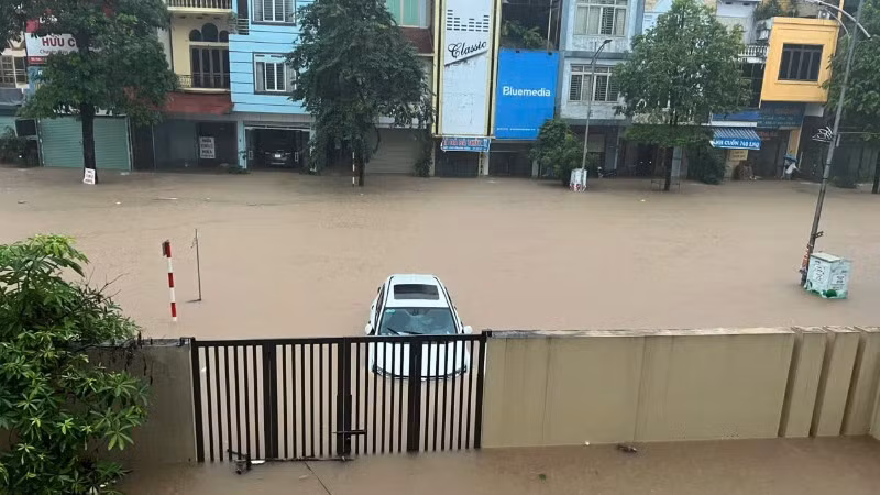 Đường Lương Ngọc Quyến, đoạn qua phường Phan Đình Phùng ngập sâu cả mét. (Ảnh: TUẤN SƠN)