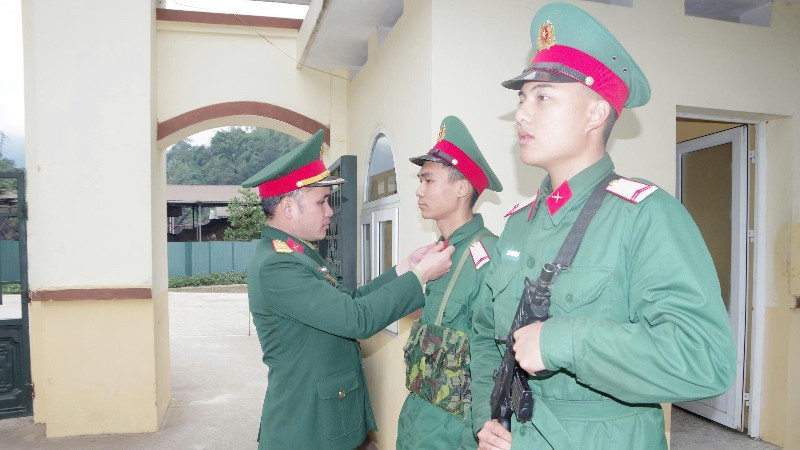 Kiểm tra trang phục giữ ấm cho chiến sĩ trước khi vào ca gác tại Tiểu đoàn 1, Trung đoàn 750. (Ảnh: DUY ĐỨC)